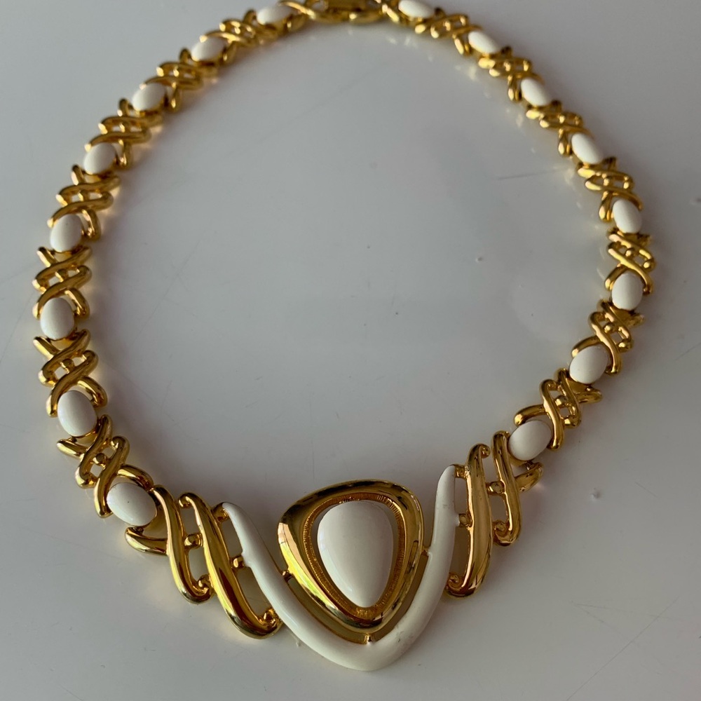 Daria signed gold tone/ cream enamel cabochon necklace from 70s.